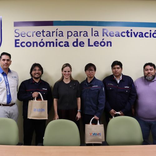 Directivos de SAMTECH y representantes del gobierno anuncian inversión en León.