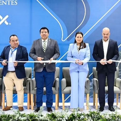 Directivos de Flex y representantes gubernamentales durante la inauguración de la ampliación.