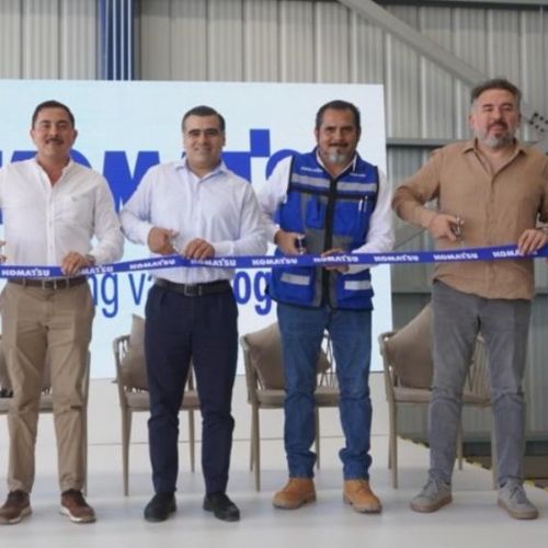 Directivos de Komatsu y autoridades municipales encabezaron el corte de listón de la nueva sucursal en Colima.