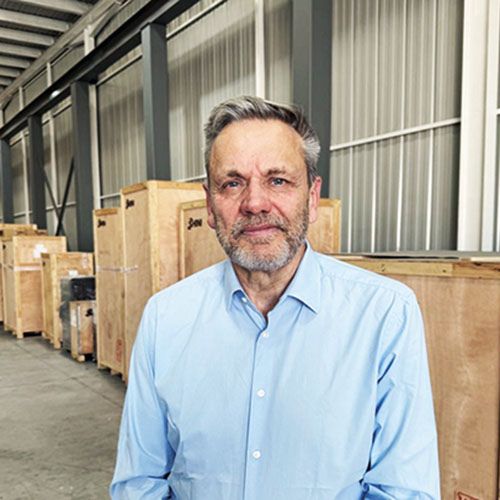 Rob Harris, fundador, en la planta de SINO en Querétaro.