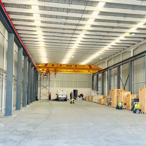 Interior de la planta de SINO en Querétaro, con la llegada de equipos y el inicio de la instalación de maquinaria.