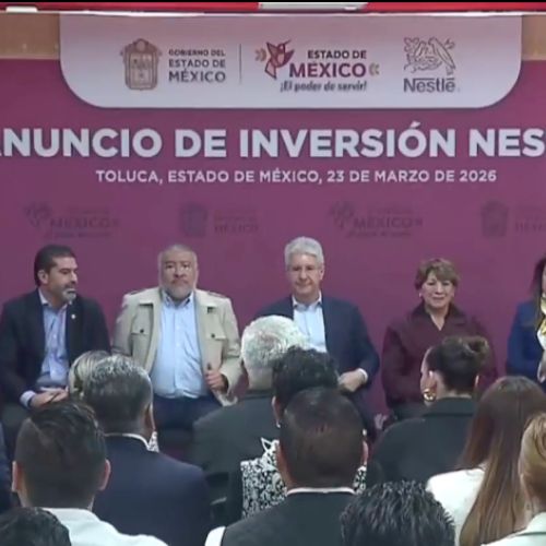 Directivos de Nestlé y representantes gubernamentales.