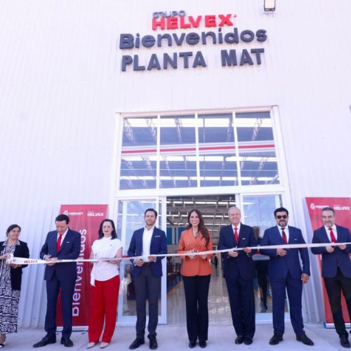 Directivos y representantes gubernamentales durante la inauguración de la nueva sede en Guanajuato.