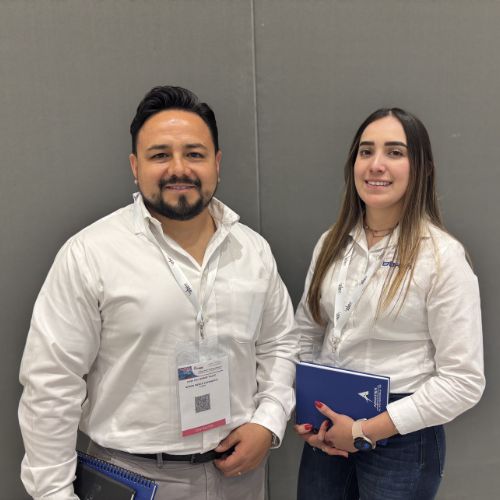 Iván Quiroz, gerente de cadena de suministro de Bitron México Automotive y Fernanda Gallardo, compradora de directos e indirectos.