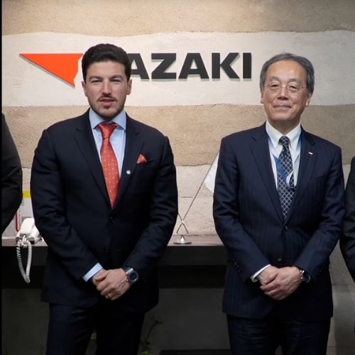 Samuel García, gobernador de Nuevo León junto a directivo de Yazaki Corporation.