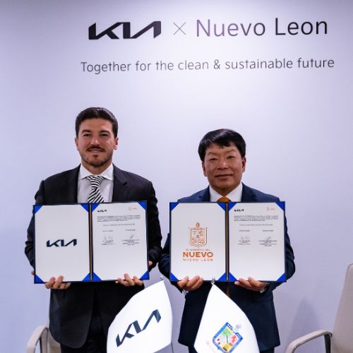 Gobernador de Nuevo León, Samuel García y Young Sam Kim, director ejecutivo de KIA México.