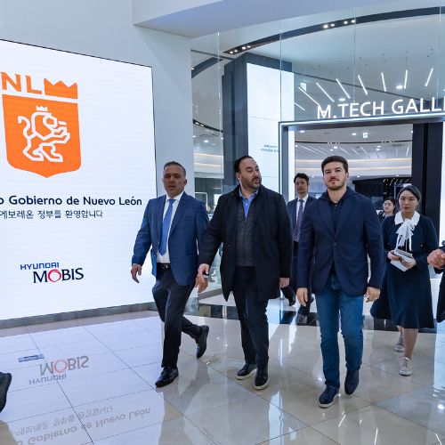 Directivos de Hyundai Mobis y funcionarios gubernamentales de Nuevo León.