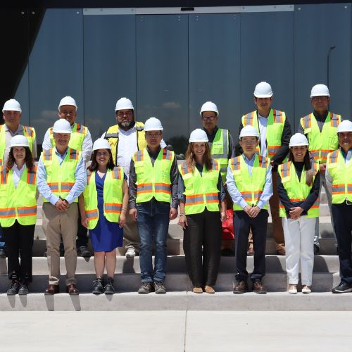 Directivos de TOPSUN y representantes gubernamentales durante la inauguración de la planta en León, Guanajuato.