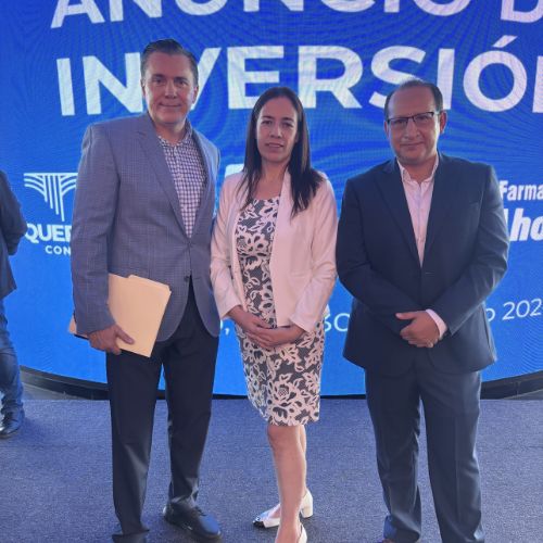 Alfredo Manzo Suárez, director de gestión operativa en Farmacias del Ahorro; Mirna Arellano, directora de negocios de la empresa en Querétaro y Andrés Martínez, director regional de operaciones.