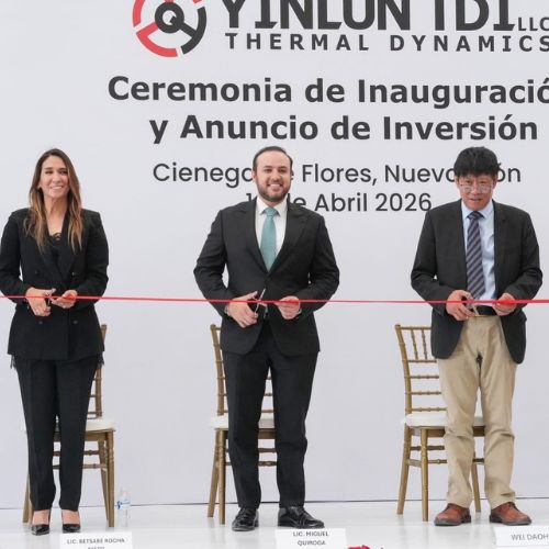 Directivos de la empresa y representantes gubernamentales durante la inauguración de la empresa.