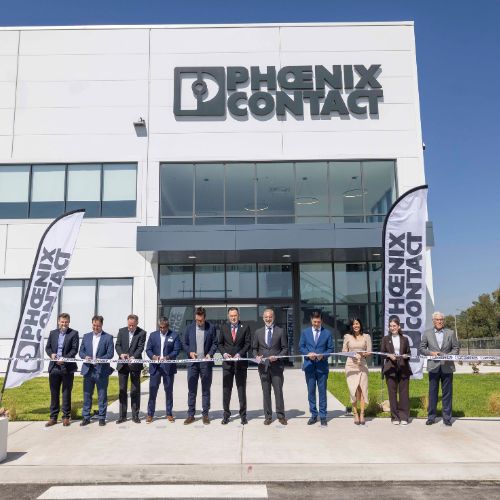 Autoridades gubernamentales y directivos de la empresa realizaron el corte de listón de la nueva planta.