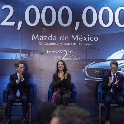 Una Mazda CX-30 Signature gris polimetal marcó el hito de los 2 millones de unidades ensambladas.