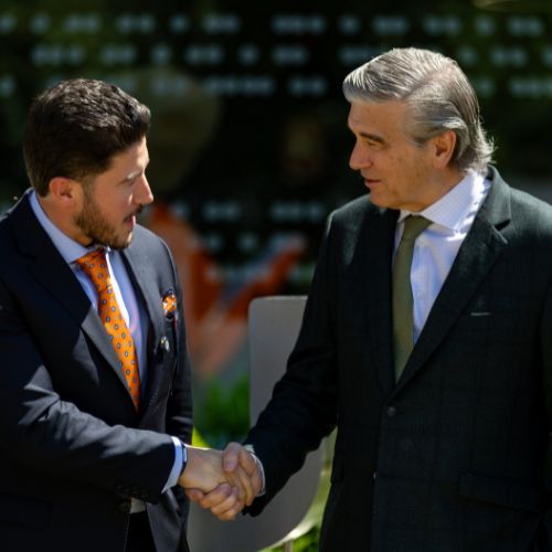 El gobernador de Nuevo León, Samuel García, se acompaña de Francisco Reynés Massanet, presidente de Grupo Naturgy, empresa que anunció inversión en el estado.
