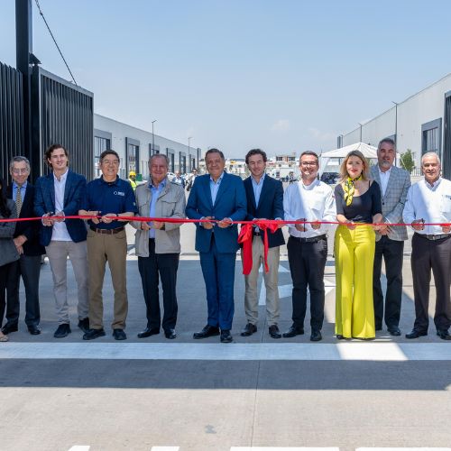 El evento concluyó con un recorrido por las instalaciones, la develación de una placa conmemorativa y la entrega de licencias de funcionamiento por parte del alcalde.