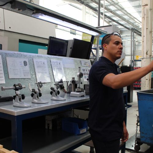 La planta de CELO incorpora maquinaria avanzada y capacidad para producir hasta 250 millones de tornillos al año.