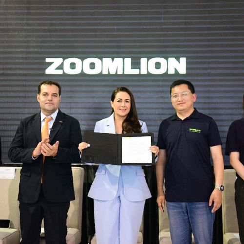 Directivos e ZOOMLION y representantes gubernamentales durante la inauguración.