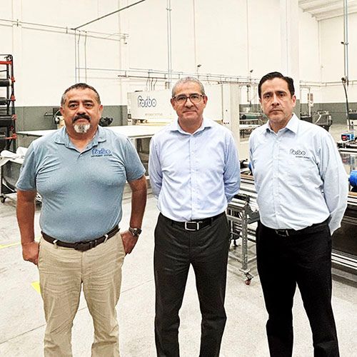 Directivos y colaboradores de la compañía durante el corte inaugural.