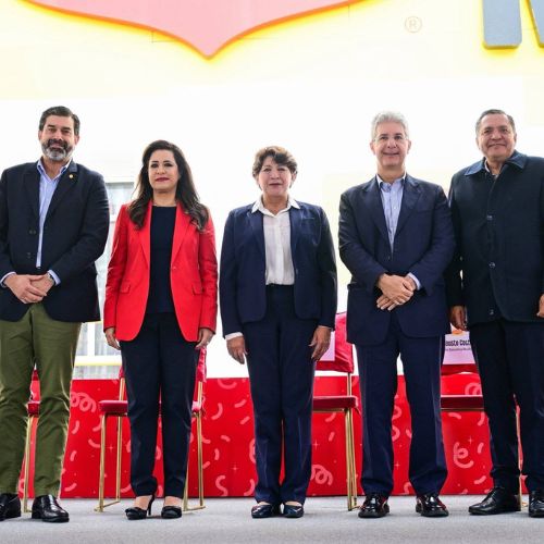 Autoridades estatales y directivos de Nestlé participaron en la inauguración de la nueva línea de producción de Maggi en Toluca.