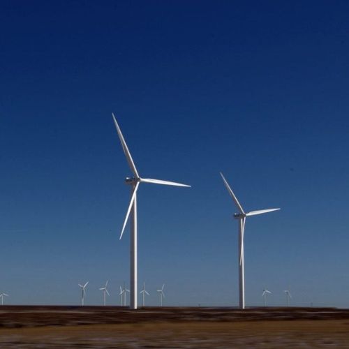 Los parques eólicos incorporarán sistemas de almacenamiento con baterías para mejorar la confiabilidad del suministro eléctrico.
