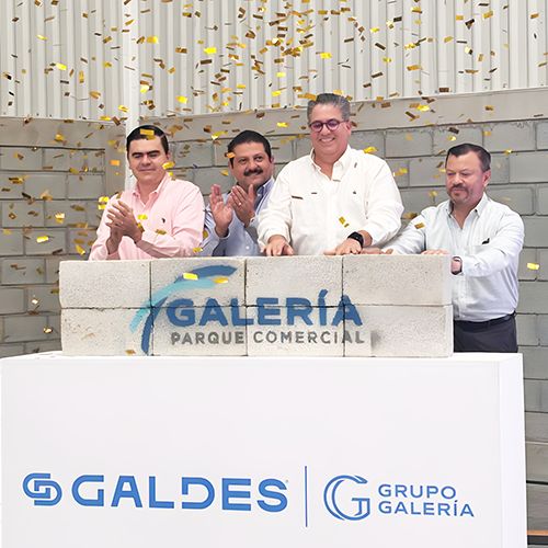 Directivos y representantes en el evento.