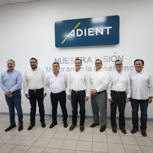 Directivos y representantes gubernamentales durante la expansión de Adient.