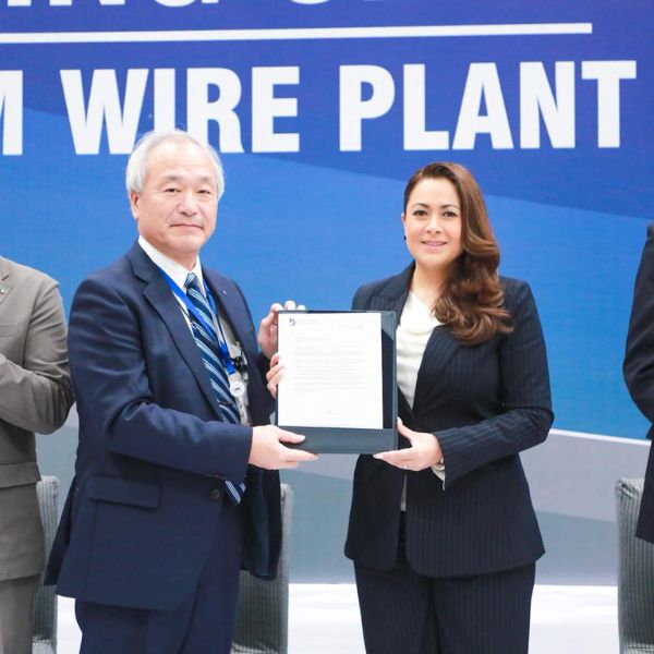 Directivos de K&S Mexicana y representantes gubernamentales durante la inauguración de la tercera planta en Aguascalientes.