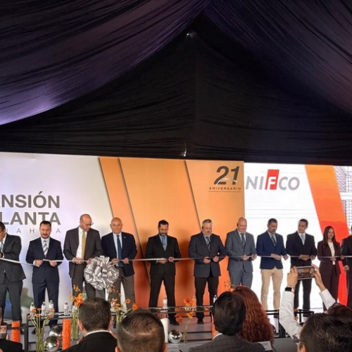 Directivos de NIFCO y representantes de gobierno durante la inauguración de la nueva sede.