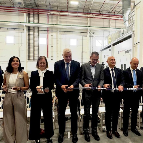 Al evento acudieron autoridades y directivos de la empresa.