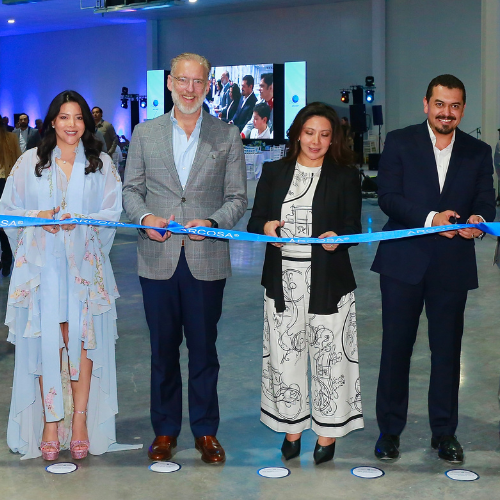 Autoridades y directivos de la empresa cortaron el listón de las nuevas instalaciones.