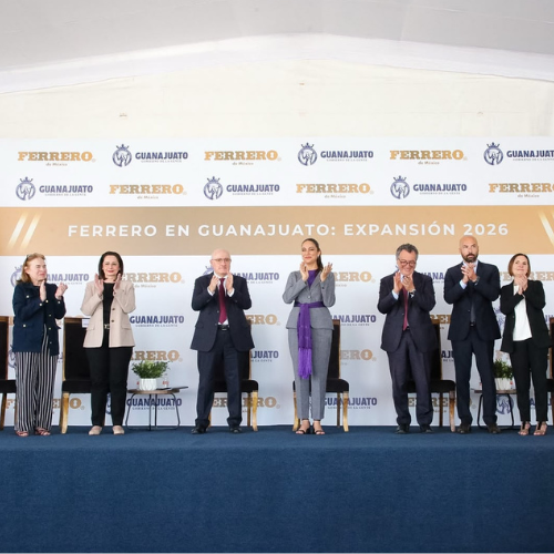 Directivos de la empresa junto a representantes gubernamentales.