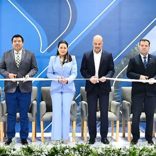 Directivos de Flex y representantes gubernamentales durante la inauguración de la ampliación.