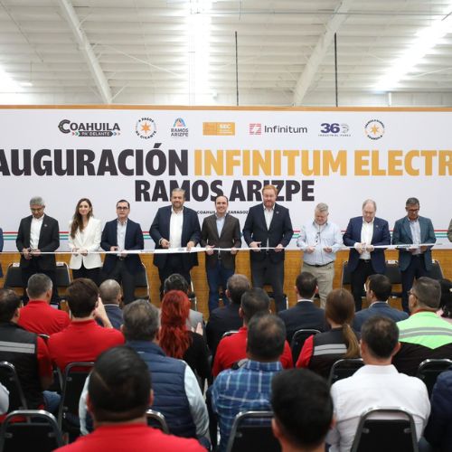 Directivos de Infinitum Electric y representantes gubernamentales durante la inauguración de la planta.