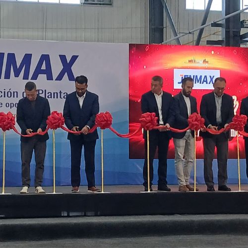 Directivos e invitados durante el corte de listón de la inauguración de la planta en Logistik II Industrial Park, en San Luis Potosí.