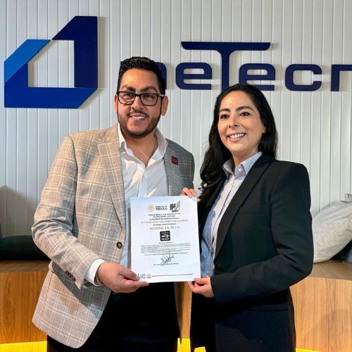 César Gutiérrez, titular del Corredor del Bienestar en Querétaro y Natalia García, CEO de Metecno.