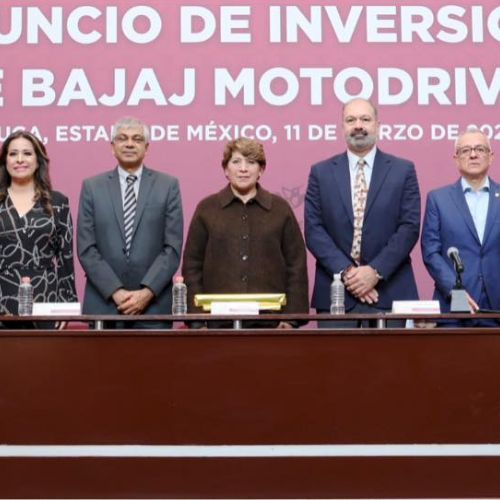 Directivos de la empresa y representantes gubernamentales durante el anuncio de inversión.