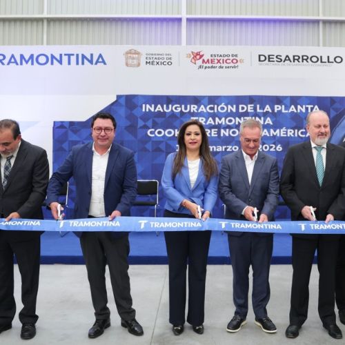 Autoridades y directivos durante la inauguración de la planta en Lerma.