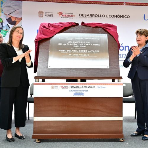 Directivos en el anuncio de inversión.